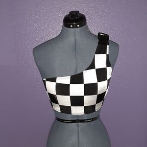 One shoulder buckled crop top